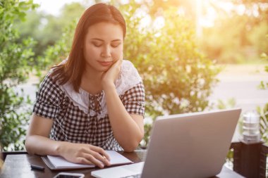 Erkek ve kadın çalışma, iş kavramı arka plan üzerinde grafiklerle belge görüntüsü