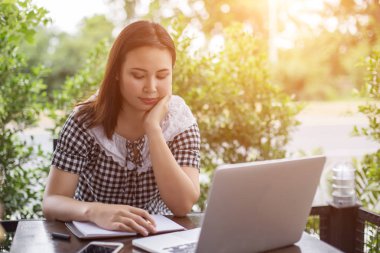 Erkek ve kadın çalışma, iş kavramı arka plan üzerinde grafiklerle belge görüntüsü
