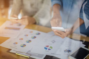 İş ekibi ofiste otururken dizüstü bilgisayarda çalışıyor. İş adamları.