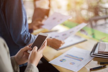 İş ekibi ofiste otururken dizüstü bilgisayarda çalışıyor. İş adamları.