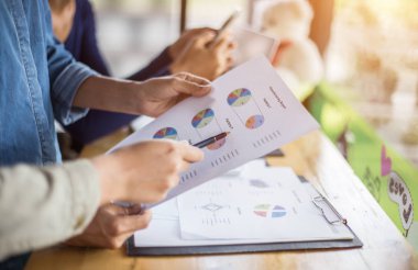 İş ekibi ofiste otururken dizüstü bilgisayarda çalışıyor. İş adamları.