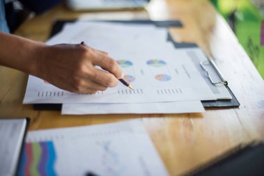 İş ekibi ofiste otururken dizüstü bilgisayarda çalışıyor. İş adamları.