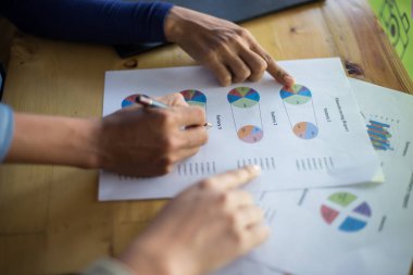 İş ekibi ofiste otururken dizüstü bilgisayarda çalışıyor. İş adamları.