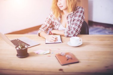 iş kadını office Not Defteri'nde bir şey yazma.