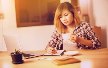 iş kadını office Not Defteri'nde bir şey yazma.