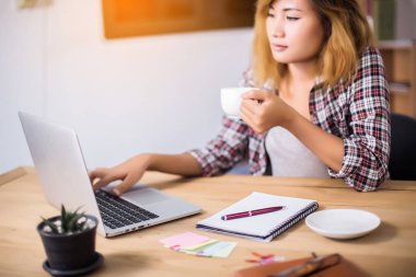 iş kadını office Not Defteri'nde bir şey yazma.