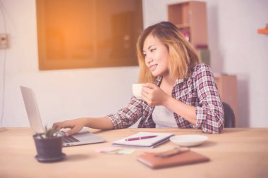 iş kadını office Not Defteri'nde bir şey yazma.