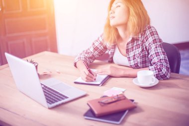 İş kadın kalem çalışma alanı üzerinde Not Defteri'nde yazıyla.