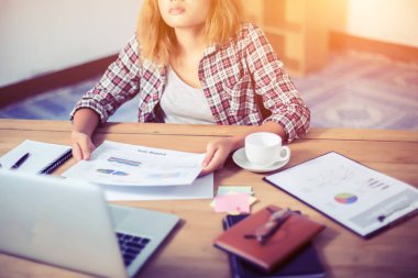 İş kadın kalem çalışma alanı üzerinde Not Defteri'nde yazıyla.