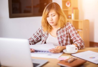 İş kadın kalem çalışma alanı üzerinde Not Defteri'nde yazıyla.