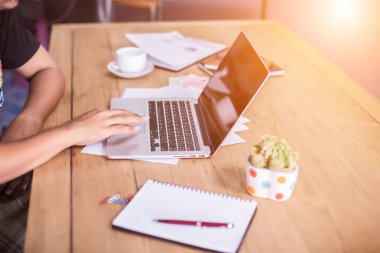 Dizüstü bilgisayarın dokunmatik pedinde el kontrolü.