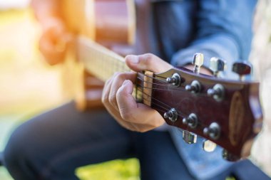 Genç hipster adam onun tatile rahatlatıcı için gitar çalmak zevk ile doğal ve taze hava.