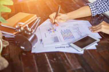 İş ekibi ofiste otururken dizüstü bilgisayarda çalışıyor. İş adamları.