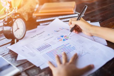 İş ekibi ofiste otururken dizüstü bilgisayarda çalışıyor. İş adamları.