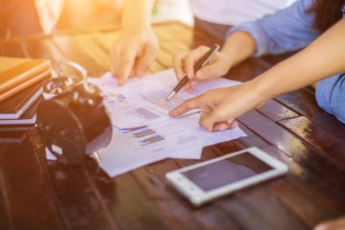 İş ekibi ofiste otururken dizüstü bilgisayarda çalışıyor. İş adamları.