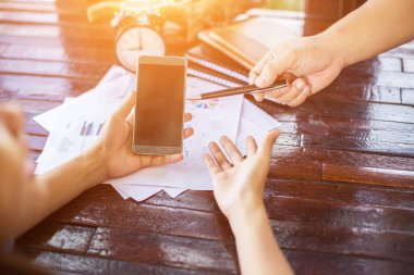 İş ekibi ofiste otururken dizüstü bilgisayarda çalışıyor. İş adamları.