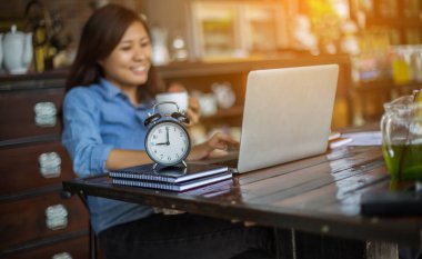 Dizüstü bilgisayarın dokunmatik pedinde el kontrolü.