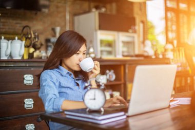 Dizüstü bilgisayarın dokunmatik pedinde el kontrolü.