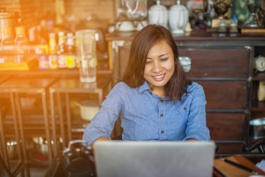 Dizüstü bilgisayarın dokunmatik pedinde el kontrolü.