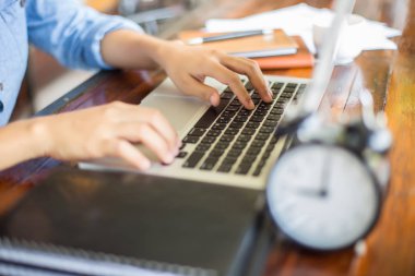 Dizüstü bilgisayarın dokunmatik pedinde el kontrolü.