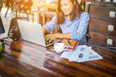 Dizüstü bilgisayarın dokunmatik pedinde el kontrolü.