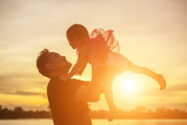 Babam bebeği alıp gün batımında yürümeyi öğrendi..