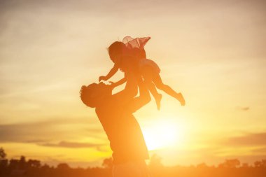 Babam bebeği alıp gün batımında yürümeyi öğrendi..