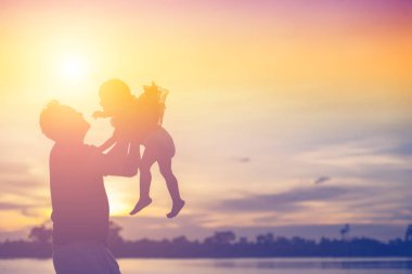 Babam bebeği alıp gün batımında yürümeyi öğrendi..