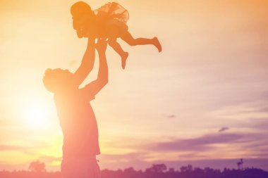 Babam bebeği alıp gün batımında yürümeyi öğrendi..