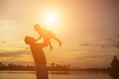 Babam bebeği alıp gün batımında yürümeyi öğrendi..