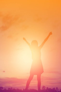 Genç kadın onun başarı, hayatta başarı kavramı için kaldırsın.