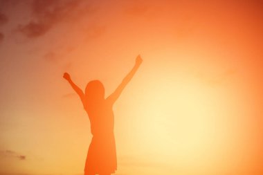 Genç kadın onun başarı, hayatta başarı kavramı için kaldırsın.