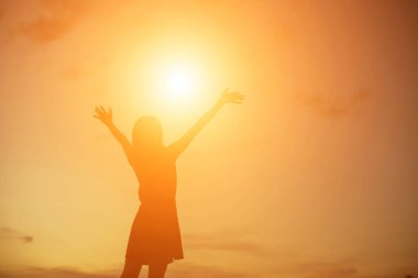 Genç kadın onun başarı, hayatta başarı kavramı için kaldırsın.