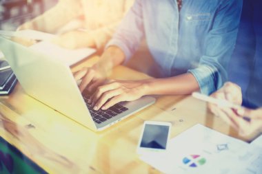 İş ekibi ofiste otururken dizüstü bilgisayarda çalışıyor. İş adamları.