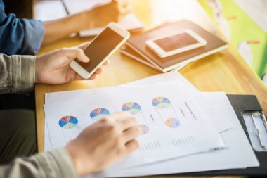 İş ekibi ofiste otururken dizüstü bilgisayarda çalışıyor. İş adamları.