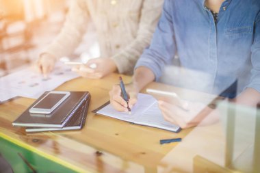 İş ekibi ofiste otururken dizüstü bilgisayarda çalışıyor. İş adamları.