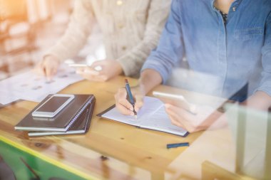 İş ekibi ofiste otururken dizüstü bilgisayarda çalışıyor. İş adamları.