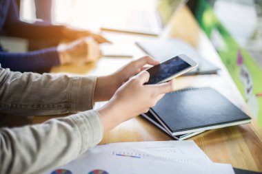 İş ekibi ofiste otururken dizüstü bilgisayarda çalışıyor. İş adamları.