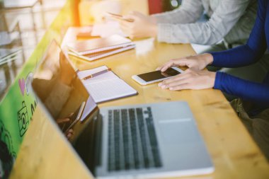 İş ekibi ofiste otururken dizüstü bilgisayarda çalışıyor. İş adamları.