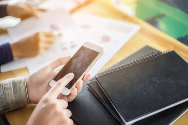 İş ekibi ofiste otururken dizüstü bilgisayarda çalışıyor. İş adamları.