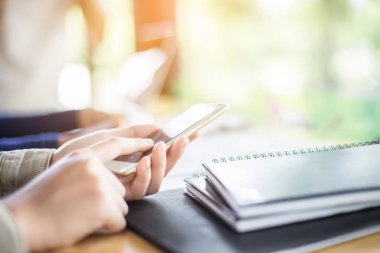 İş ekibi ofiste otururken dizüstü bilgisayarda çalışıyor. İş adamları.