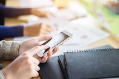 İş ekibi ofiste otururken dizüstü bilgisayarda çalışıyor. İş adamları.