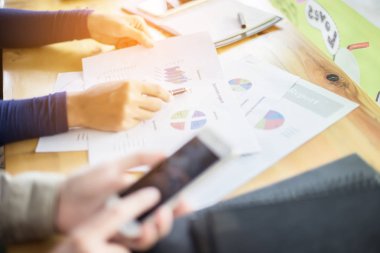 İş ekibi ofiste otururken dizüstü bilgisayarda çalışıyor. İş adamları.