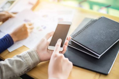 İş ekibi ofiste otururken dizüstü bilgisayarda çalışıyor. İş adamları.