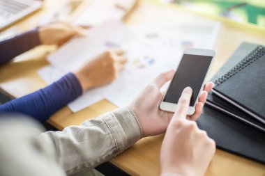 İş ekibi ofiste otururken dizüstü bilgisayarda çalışıyor. İş adamları.