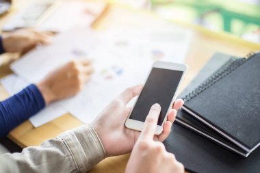 İş ekibi ofiste otururken dizüstü bilgisayarda çalışıyor. İş adamları.