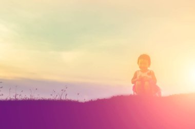 Çocuk siluet, çocuğun sevinç anlar. Doğa günbatımı