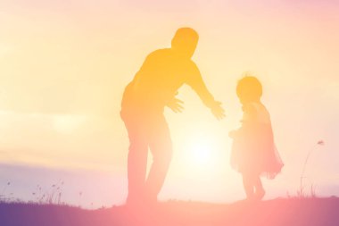 Babam bebeği alıp gün batımında yürümeyi öğrendi..