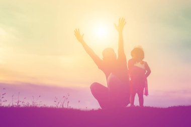 Babam bebeği alıp gün batımında yürümeyi öğrendi..