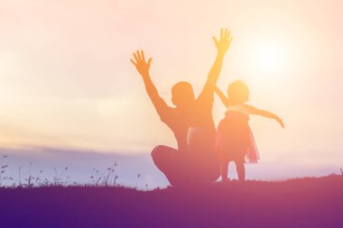 Babam bebeği alıp gün batımında yürümeyi öğrendi..